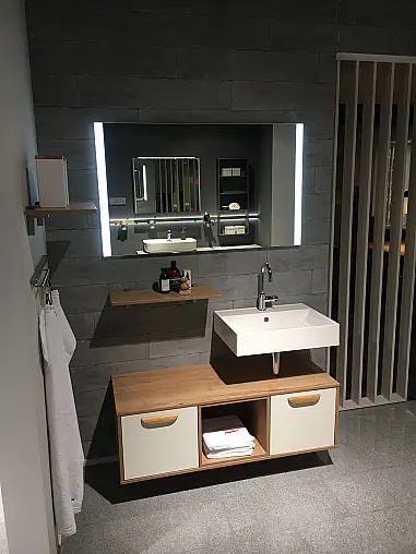 Exklusives Badezimmer mit Waschtisch-Anlage - Lackfront - LED-Spiegel
