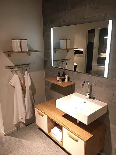 Exklusives Badezimmer mit Waschtisch-Anlage - Lackfront - LED-Spiegel