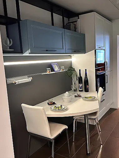 Moderne Landhausküche in Arctisweiß und Blaugrau