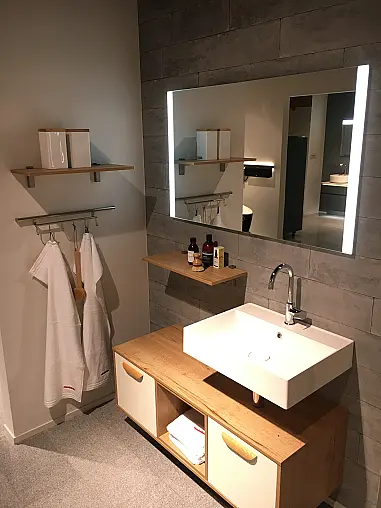 Exklusives Badezimmer mit Waschtisch-Anlage - Lackfront - LED-Spiegel