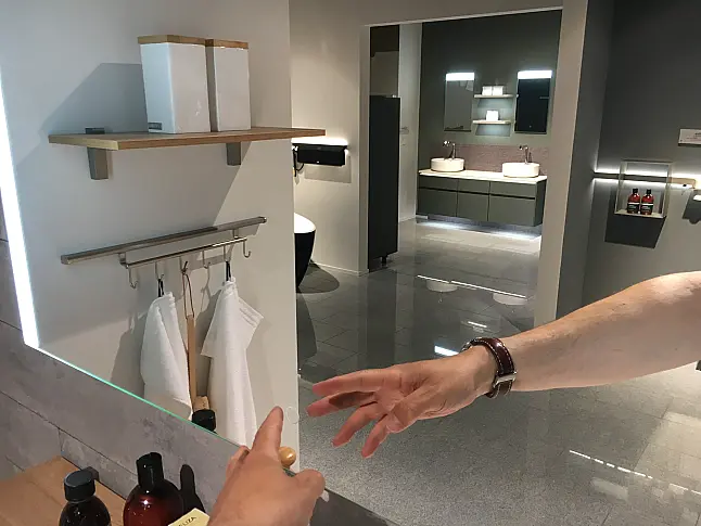 Exklusives Badezimmer mit Waschtisch-Anlage - Lackfront - LED-Spiegel