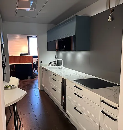 Moderne Landhausküche in Arctisweiß und Blaugrau