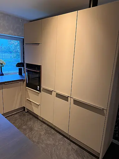 moderne Einbauküche in L-Form und Kochinsel