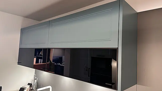 Moderne Landhausküche in Arctisweiß und Blaugrau
