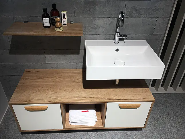 Exklusives Badezimmer mit Waschtisch-Anlage - Lackfront - LED-Spiegel