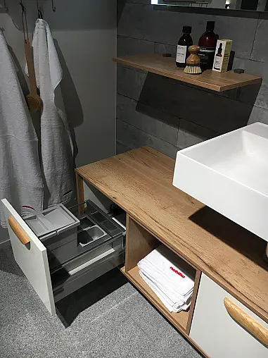 Exklusives Badezimmer mit Waschtisch-Anlage - Lackfront - LED-Spiegel