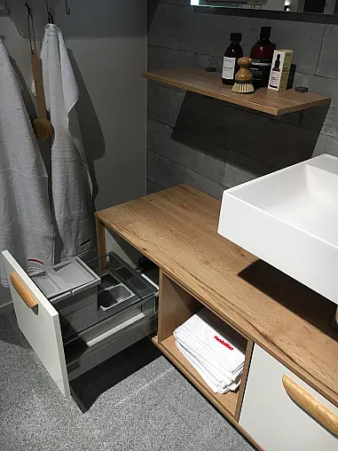 Exklusives Badezimmer mit Waschtisch-Anlage - Lackfront - LED-Spiegel
