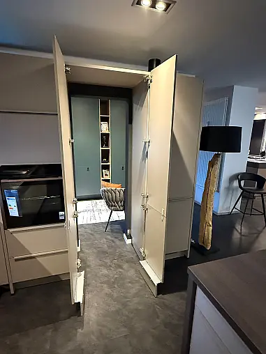 moderne Einbauküche in L-Form und Kochinsel