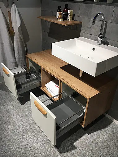 Exklusives Badezimmer mit Waschtisch-Anlage - Lackfront - LED-Spiegel