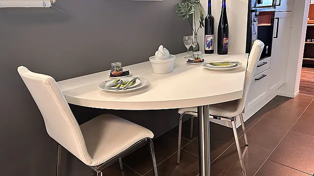 Moderne Landhausküche in Arctisweiß und Blaugrau