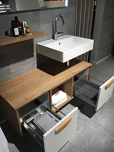 Exklusives Badezimmer mit Waschtisch-Anlage - Lackfront - LED-Spiegel