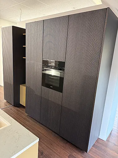Moderne, grifflose Ausstellungsküche in zwei Farben mit Insel und Miele Geräten