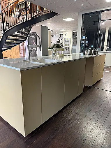 Moderne, grifflose Ausstellungsküche in zwei Farben mit Insel und Miele Geräten