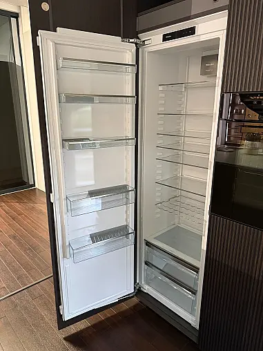 Moderne, grifflose Ausstellungsküche in zwei Farben mit Insel und Miele Geräten
