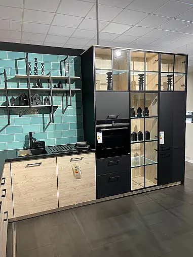 moderne L-Küche mit Holzoptik und Sideboard