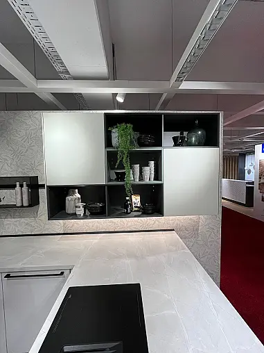 Exklusive Messeküche - Lack-Front - Philips Hue LED-Beleuchtungen - Sign Emotion Relingsystem - XL Schränke