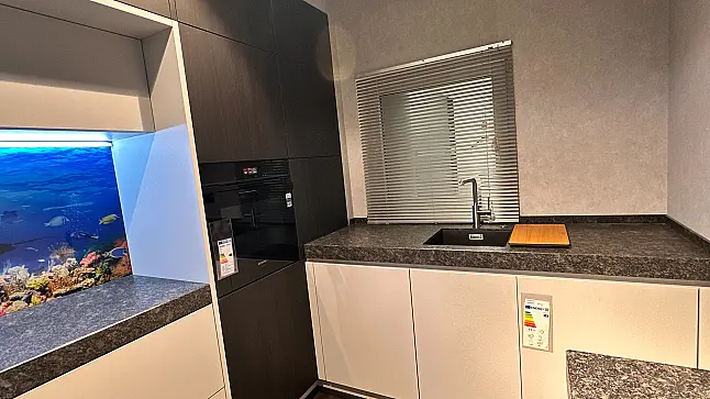 Moderne Inselküche in Lichtgrau mit Holzdekor