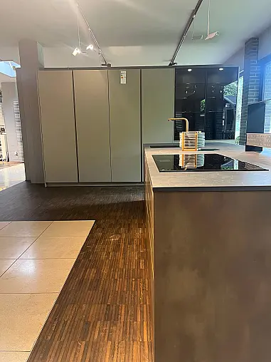 Eggersmann Sydney | Insel beidseitg &amp; Hochschrankfront | Bosch Accent Line Geräte | Novy Deckenhaube