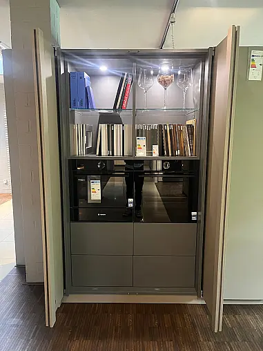 Eggersmann Sydney | Insel beidseitg &amp; Hochschrankfront | Bosch Accent Line Geräte | Novy Deckenhaube