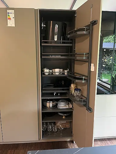 Eggersmann Sydney | Insel beidseitg &amp; Hochschrankfront | Bosch Accent Line Geräte | Novy Deckenhaube
