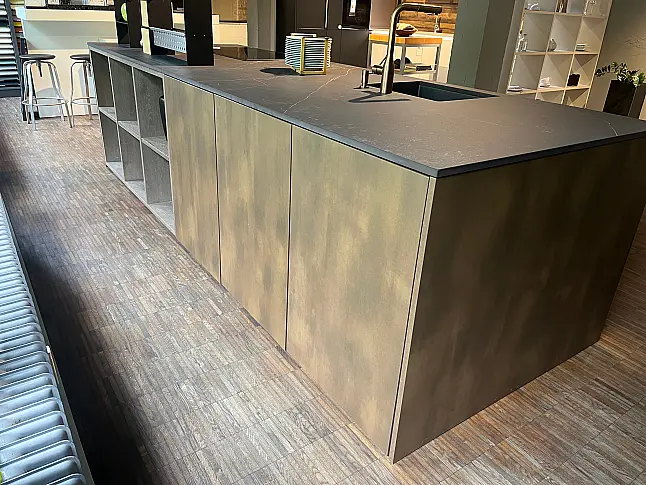 Eggersmann Sydney | Insel beidseitg &amp; Hochschrankfront | Bosch Accent Line Geräte | Novy Deckenhaube