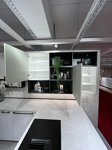 Exklusive Messeküche - Lack-Front - Philips Hue LED-Beleuchtungen - Sign Emotion Relingsystem - XL Schränke