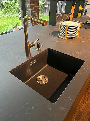 Eggersmann Sydney | Insel beidseitg &amp; Hochschrankfront | Bosch Accent Line Geräte | Novy Deckenhaube