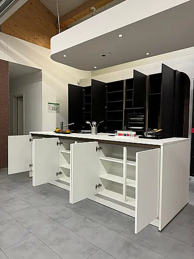 Moderne Grifflose Küche mit Insel in softmatt