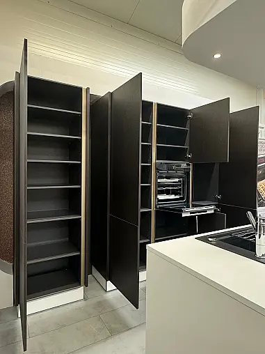 Moderne Grifflose Küche mit Insel in softmatt