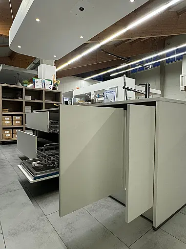 Moderne Grifflose Küche mit Insel in softmatt