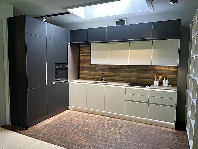 Schüller Sandgrau Matt mit Holzrückwand