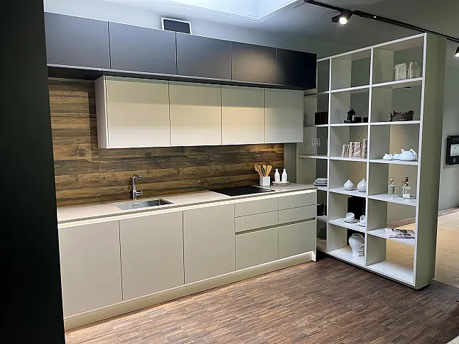Schüller Sandgrau Matt mit Holzrückwand