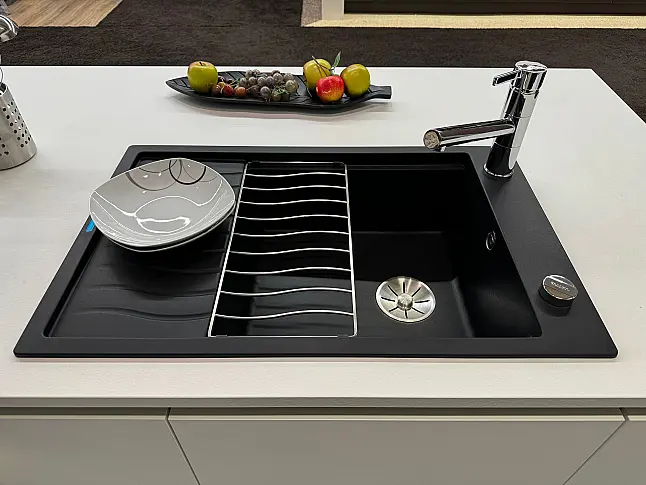 Moderne Grifflose Küche mit Insel in softmatt