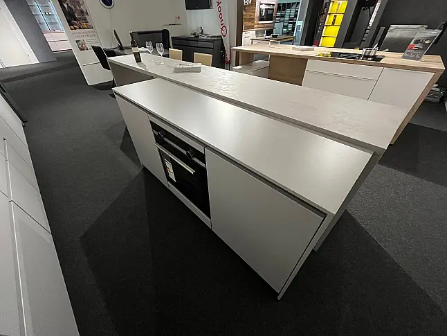 Exklusive Fotoküche mit Insel und Stand-Kühl-Gefrierkombination von Bosch - Grifflos - Lack-Front