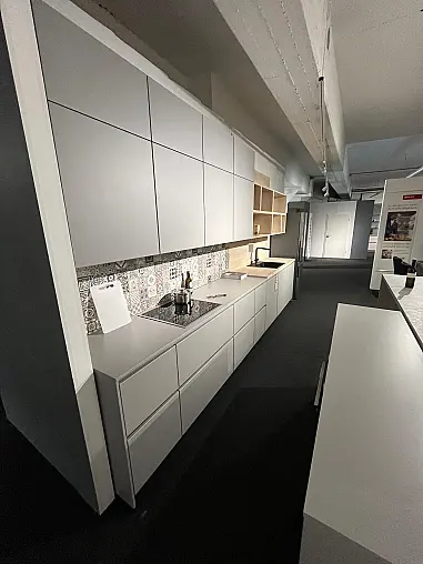 Exklusive Fotoküche mit Insel und Stand-Kühl-Gefrierkombination von Bosch - Grifflos - Lack-Front
