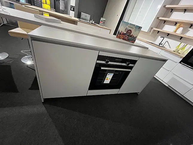 Exklusive Fotoküche mit Insel und Stand-Kühl-Gefrierkombination von Bosch - Grifflos - Lack-Front