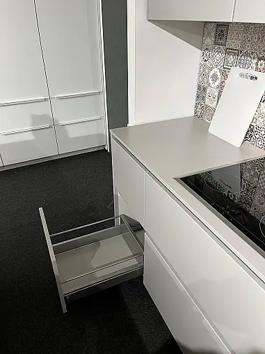 Exklusive Fotoküche mit Insel und Stand-Kühl-Gefrierkombination von Bosch - Grifflos - Lack-Front