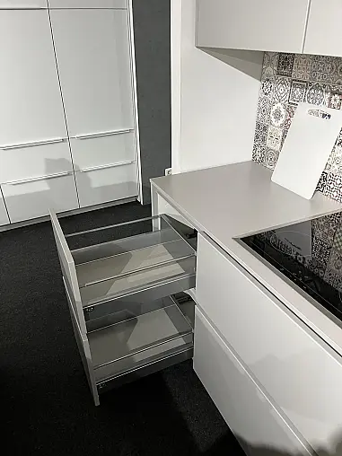 Exklusive Fotoküche mit Insel und Stand-Kühl-Gefrierkombination von Bosch - Grifflos - Lack-Front