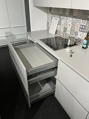 Exklusive Fotoküche mit Insel und Stand-Kühl-Gefrierkombination von Bosch - Grifflos - Lack-Front