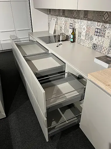 Exklusive Fotoküche mit Insel und Stand-Kühl-Gefrierkombination von Bosch - Grifflos - Lack-Front