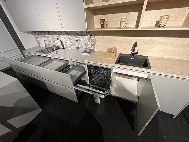 Exklusive Fotoküche mit Insel und Stand-Kühl-Gefrierkombination von Bosch - Grifflos - Lack-Front