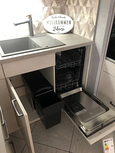 moderne Küche mit ergonomischer Arbeitshöhe für den kleinen Raum (Nr.10)