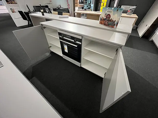 Exklusive Fotoküche mit Insel und Stand-Kühl-Gefrierkombination von Bosch - Grifflos - Lack-Front