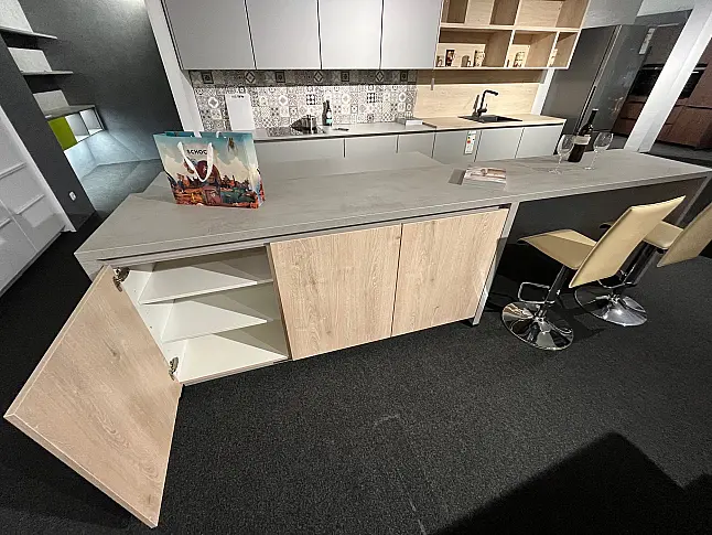 Exklusive Fotoküche mit Insel und Stand-Kühl-Gefrierkombination von Bosch - Grifflos - Lack-Front