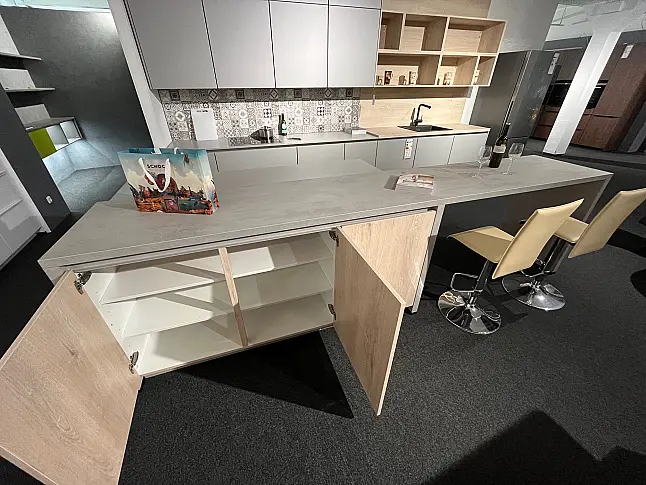 Exklusive Fotoküche mit Insel und Stand-Kühl-Gefrierkombination von Bosch - Grifflos - Lack-Front