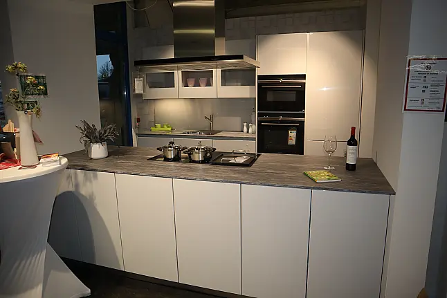 Moderne Schüller Designküche mit Kochinsel - inkl. E-Geräte