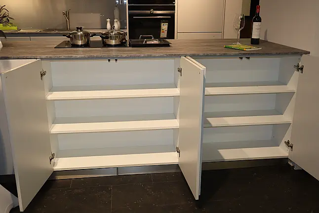 Moderne Schüller Designküche mit Kochinsel - inkl. E-Geräte