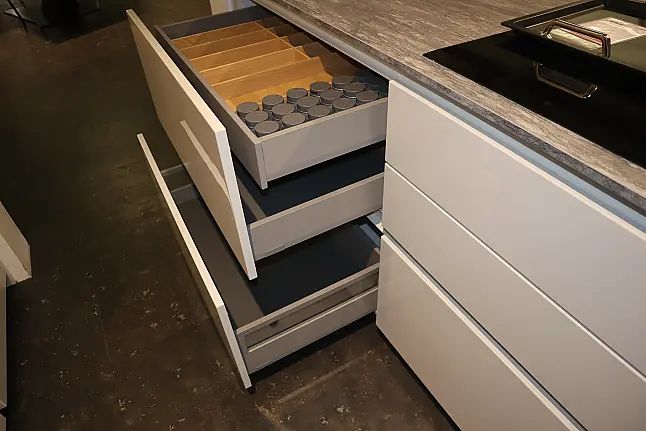 Moderne Schüller Designküche mit Kochinsel - inkl. E-Geräte