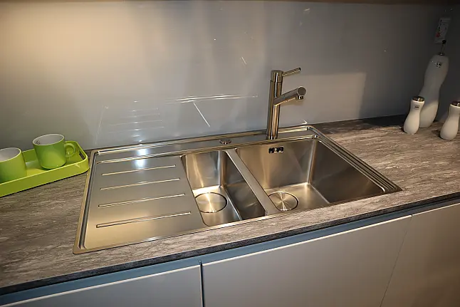 Moderne Schüller Designküche mit Kochinsel - inkl. E-Geräte