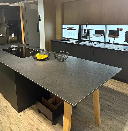 hochwertige Inselküche in Arctic Black